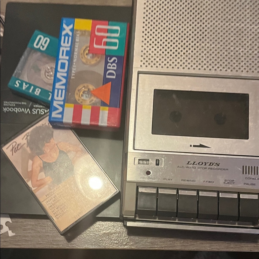 😀Lloyds vintage cassette player/recorder V181 portable/plug in